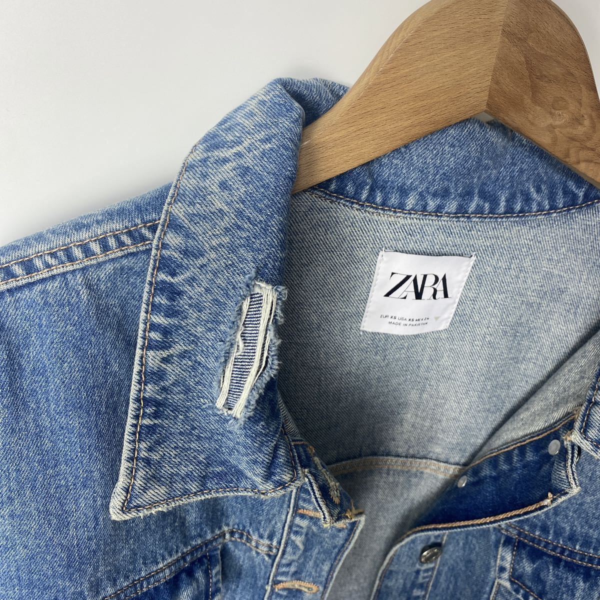 新品 ZARA ダメージ加工 デニムジャケット XSサイズ レディース ザラ トップス アウター ボタンブランドロゴ刻印_画像3