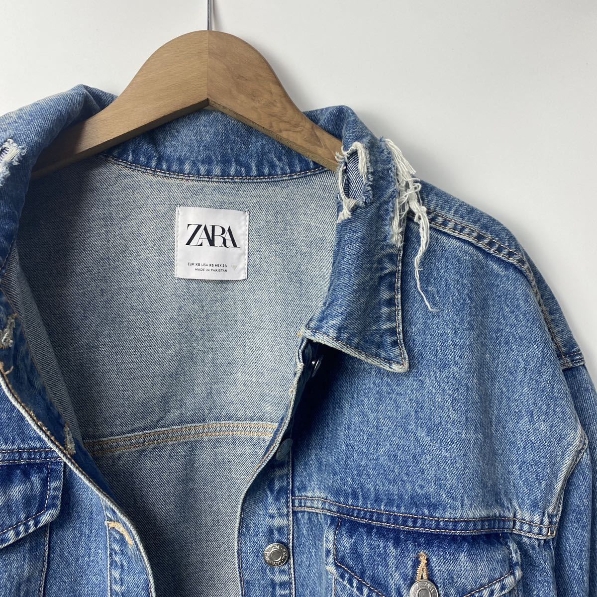 新品 ZARA ダメージ加工 デニムジャケット XSサイズ レディース ザラ トップス アウター ボタンブランドロゴ刻印_画像2