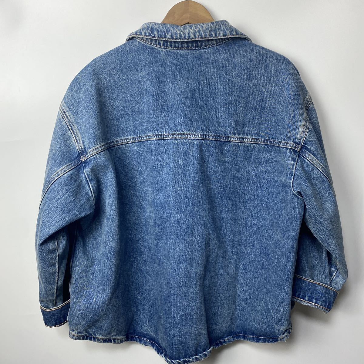 新品 ZARA ダメージ加工 デニムジャケット XSサイズ レディース ザラ トップス アウター ボタンブランドロゴ刻印_画像4