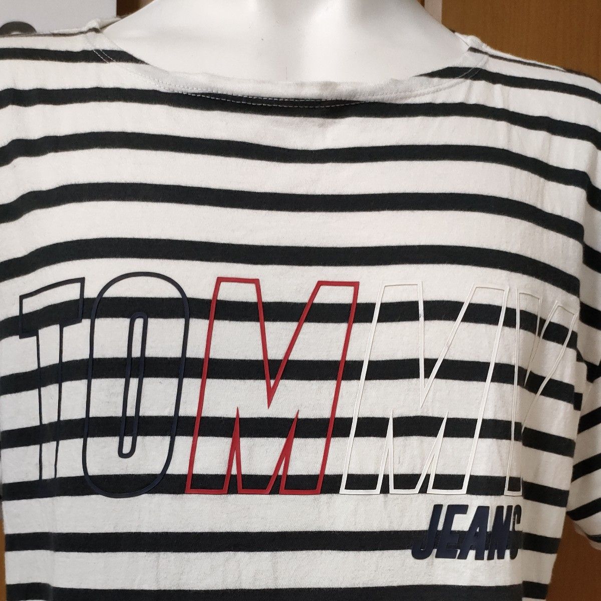 トミージーンズ半袖ＴシャツL　ホワイト×ブラックボーダー　TOMMY JEANS「M」の赤文字がおしゃれプリントトミーヒルフィガー