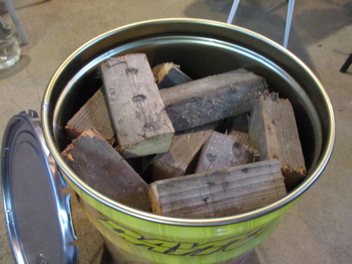  дрова старый материал сухой дерево кемпинг . огонь .. установка жестяное ведро уличный 