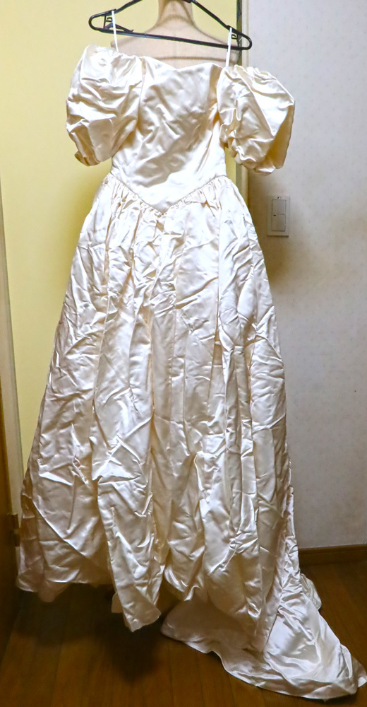 サテン　ウエディングドレス　ホワイト　シンプル　トレーン　ウエストリボン　パフスリーブ　半袖　つるつる光沢衣装_画像2