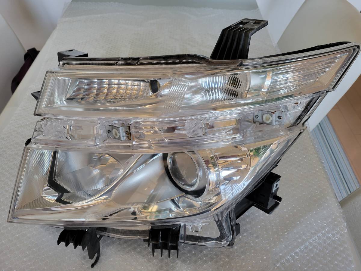 ジャンク】☆彡日産☆エルグランドE52系☆前期左右ヘッドライトセット