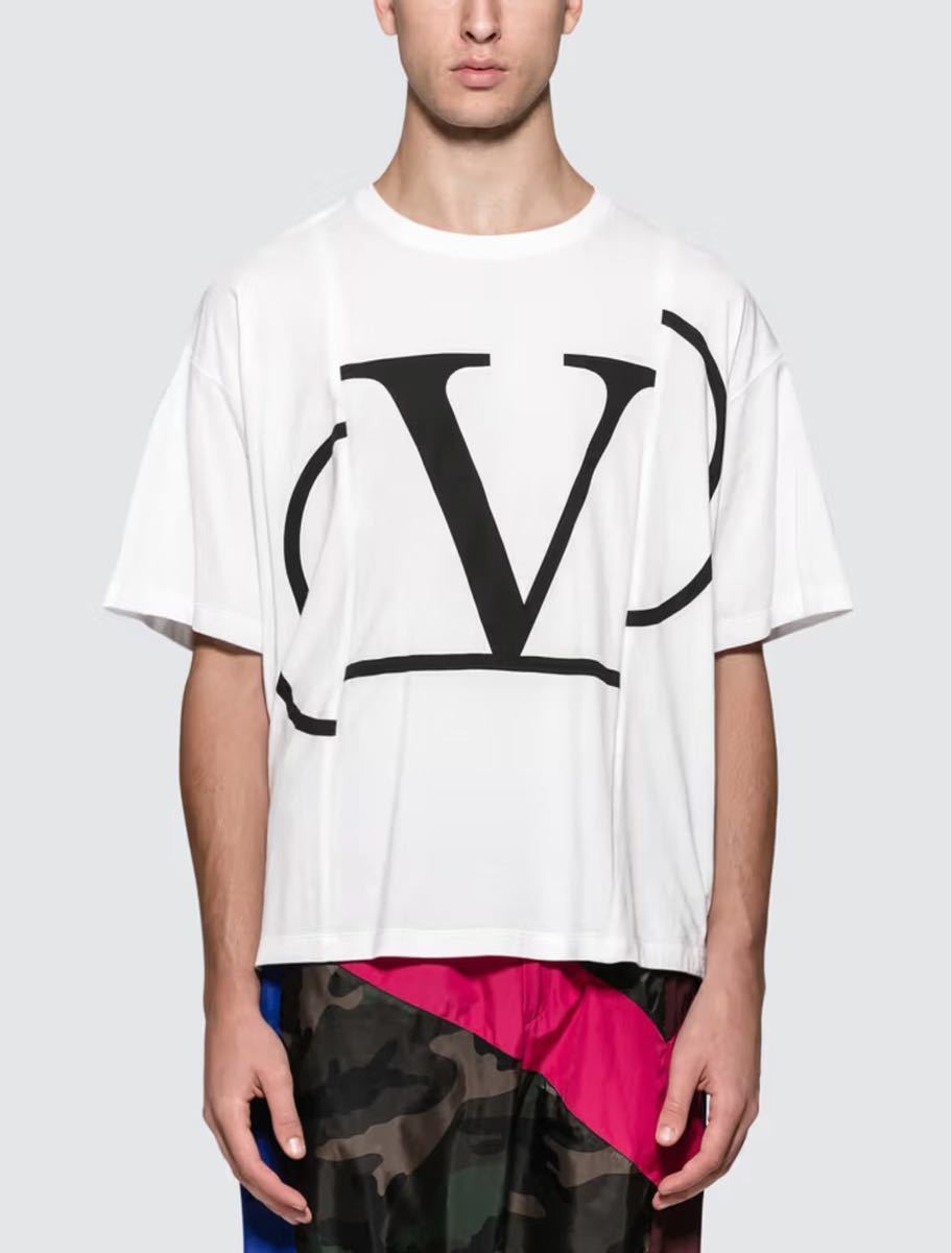 男性用 2021 Valentino V-Logo Crewneck tee with short sleeves and oversized V-logo graphic on the front.