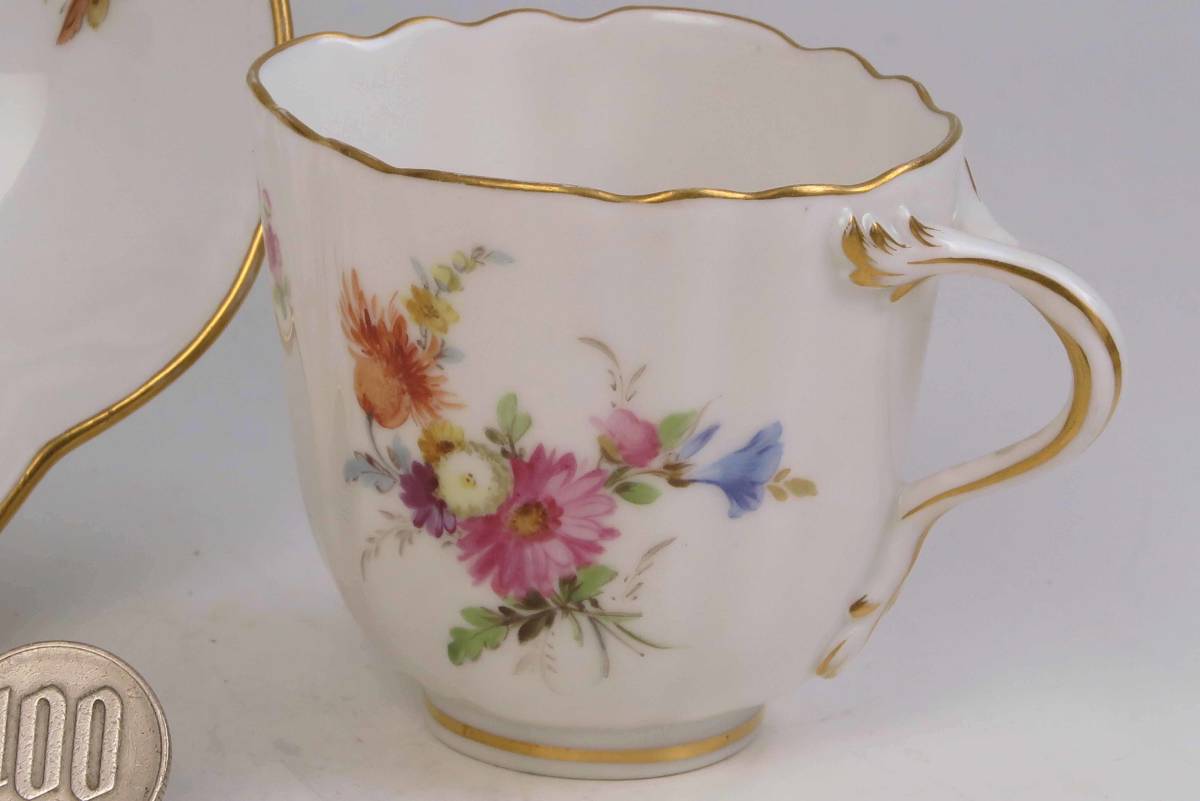 パーティを彩るご馳走や マイセン Oval 花 蝶 絵付け ・ デミカップ