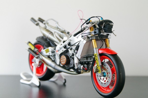 ★1/12 Marlboro YAMAHA YZR500(OW98) 塗装完成品（ハセガワ製）_画像7