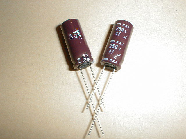 日本ケミコン　高性能・電解コンデンサー　250V　47μF　4個　26_直径１０×高２５ｍｍ