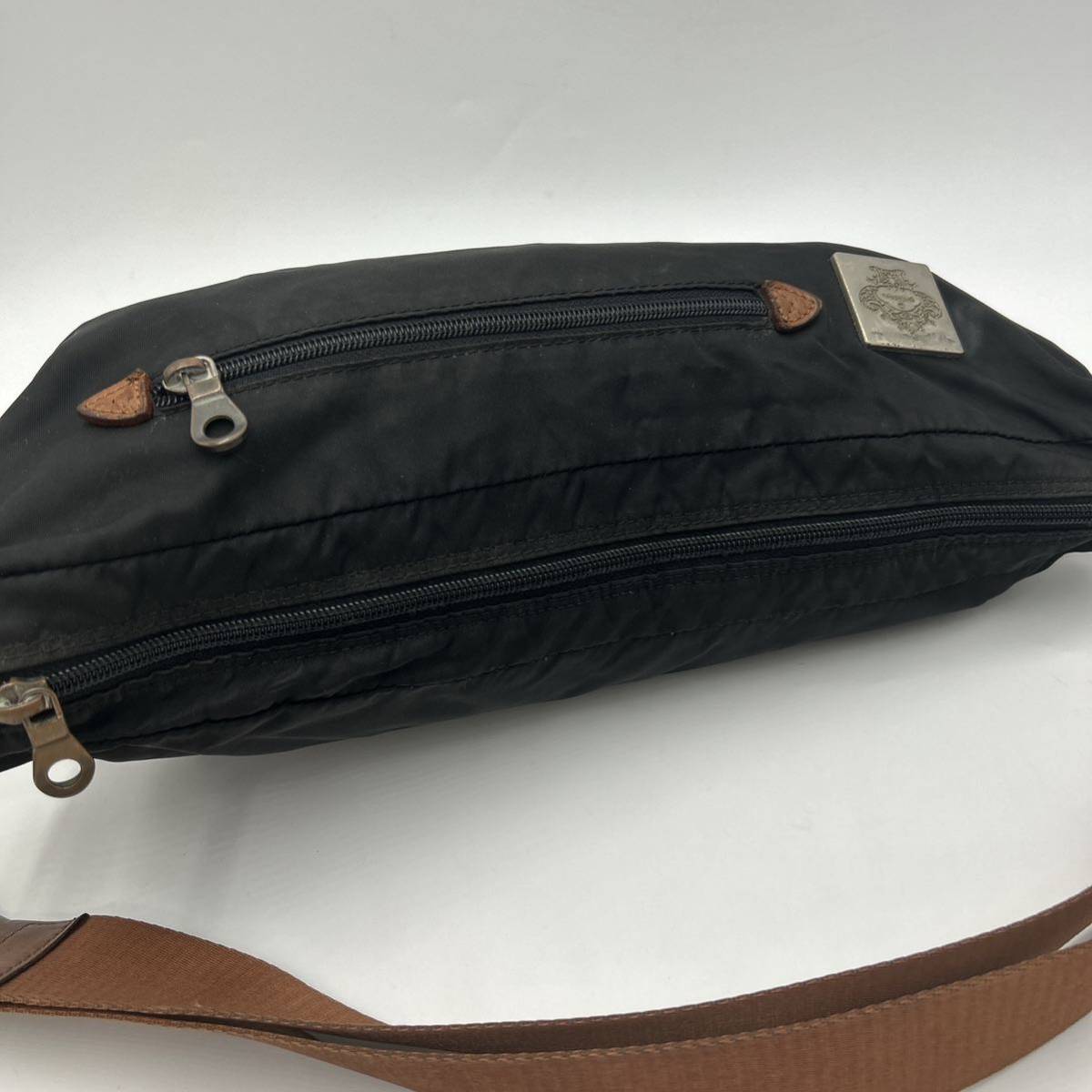 B @ イタリア製 '高級感溢れる'『Orobianco オロビアンコ』ロゴメタル ショルダーバッグ 斜め掛け鞄 ボディバッグ 婦人鞄 レディース BLACK_画像7