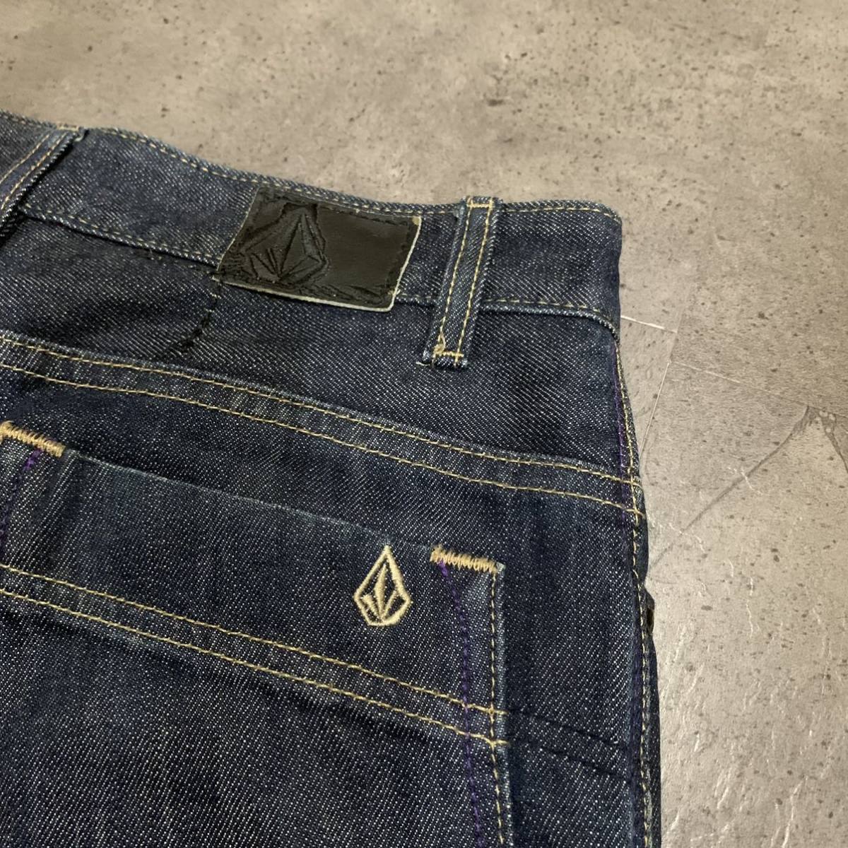 KK ▼ 都会のカジュアルウェア '米国製' VOLCOM JEANS ボルコム ジーンズ USA製 ボタンフライ ストレート デニムパンツ size:W28 ボトムス_画像6