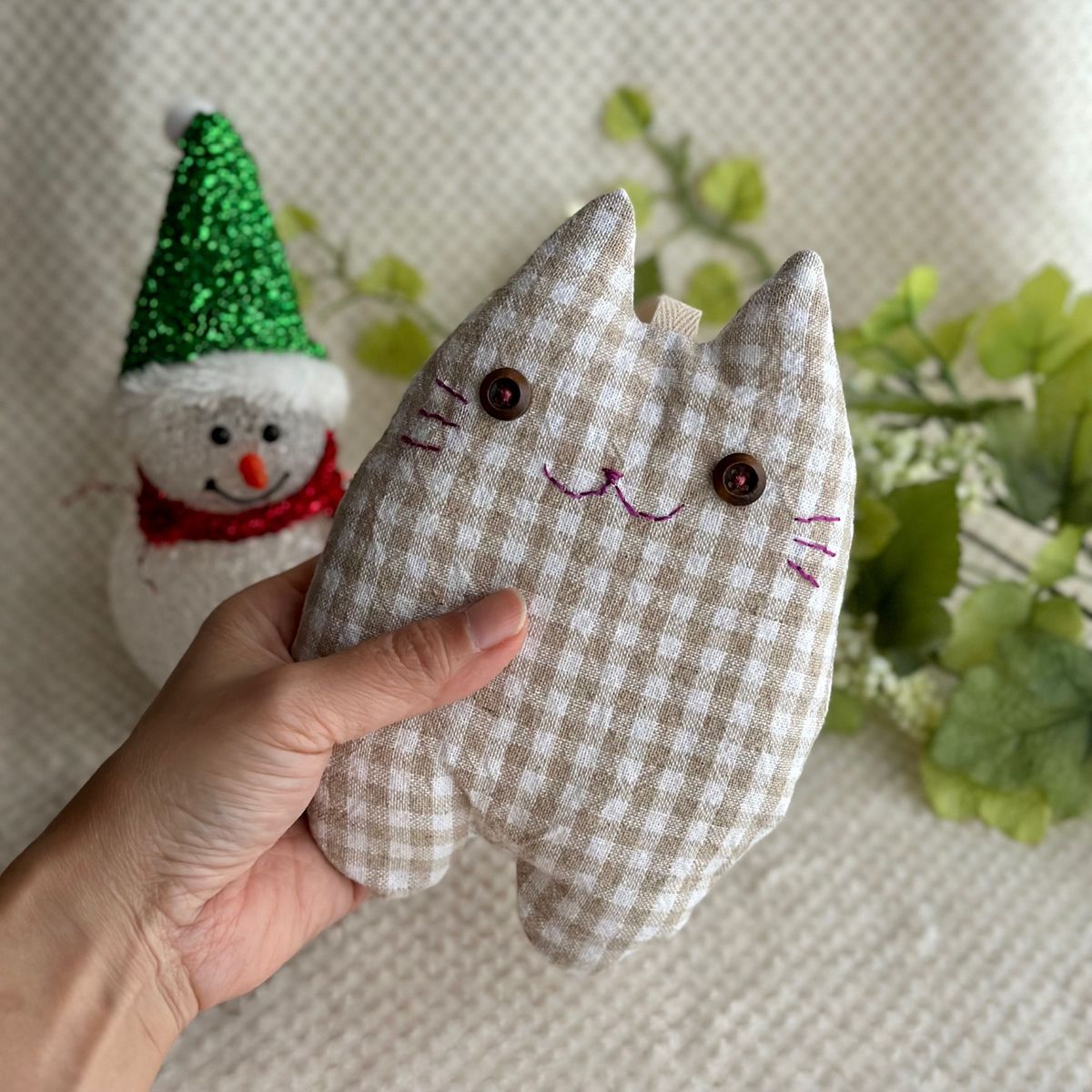 匿名配送【ハンドメイド】ベージュチェックの猫のぬいぐるみ