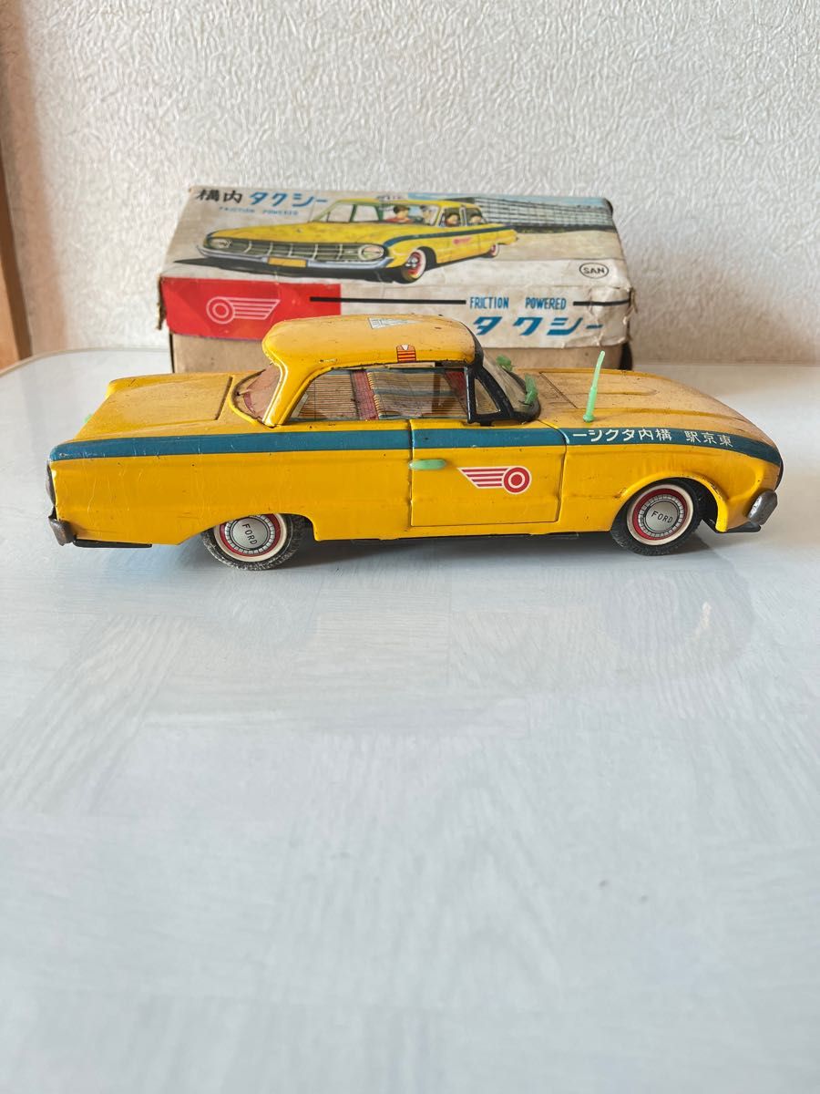 マルサン商店 1960年フォード・ファルコン2ドア 東京駅構内 マルサン商店 1960年フォード・ファルコン2ドア 東京駅構内