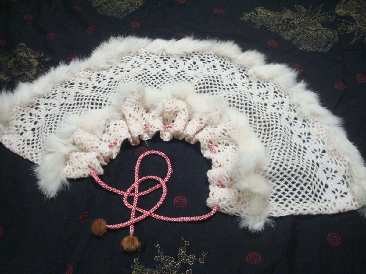 sa1お人形用ケープ・１０～12～１５号・極細毛糸カギ編みに白兎ファ～フリル。_紐伸ばして全長60センチ。