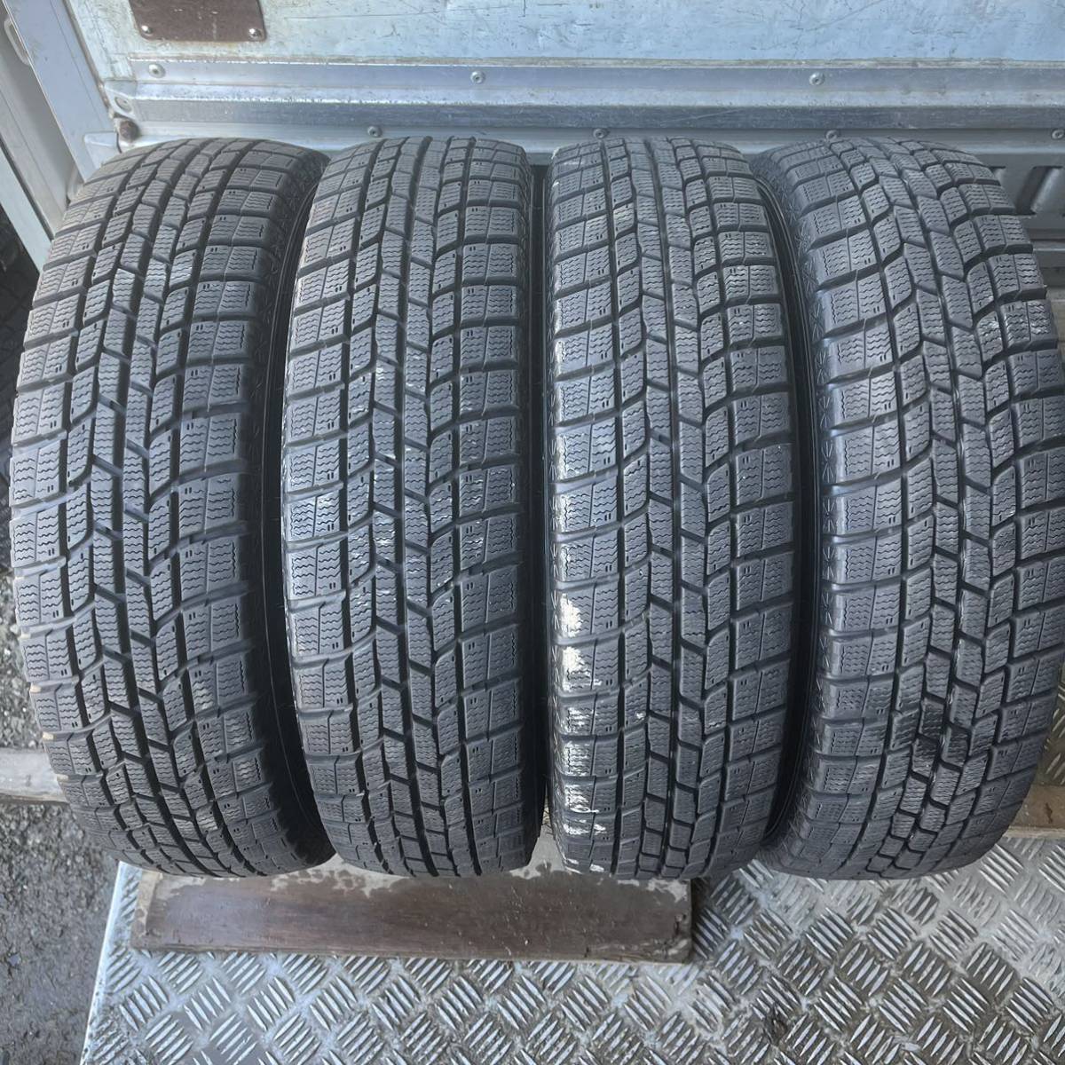 バリ山　GOODYEAR ICENAVI6 165/70R14 スタッドレス　タイヤ　2018年製　14インチ_画像1