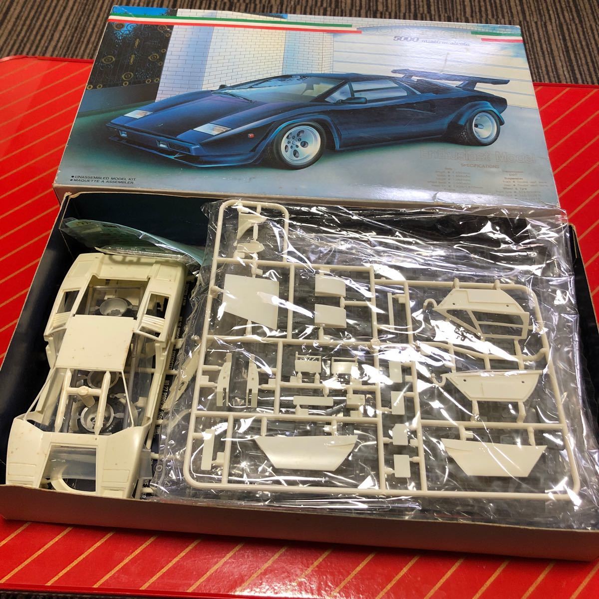 FUJIMI エンスージアスト ランボルギーニカウンタック 1/24未組み立てですが、欠品あり、説明書無しです。_画像2