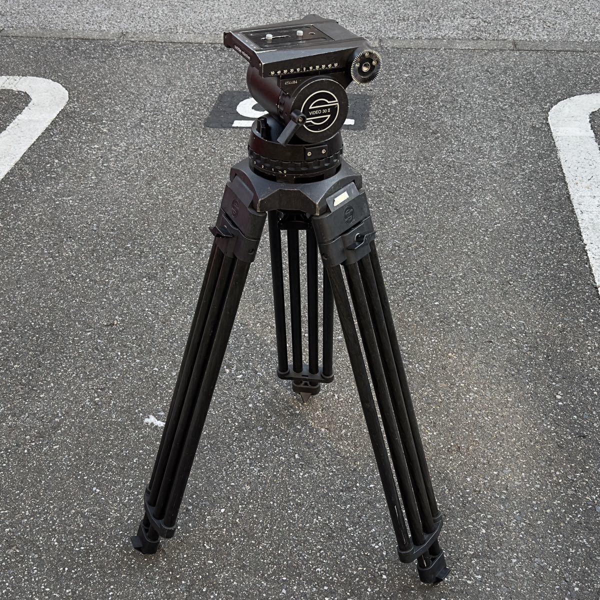 【中古・現状品】 Sachtler VIDEO30II ＋ CF-150L φ150mm ボールヘッド カーボン2段 Tripod 放送業務用 三脚 ザハトラー_画像1