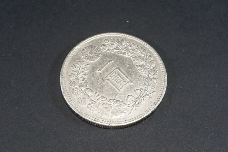 (15)収集家旧蔵品! 日本貨幣 新1円銀貨 小型 明治34年◆真正品◆M34 明瞭ウロコ 近10A 一圓一円 古銭近代銭硬貨 mi_画像4