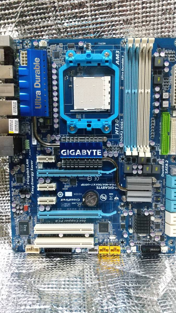 GA-MA790FXT-UD5P(rev1.0) 完全動作品！ 美品！ 付属品ほぼ完備 CrossFireX対応の最上位790FX PhenomII x6をサポート！ Win10動作！_画像1