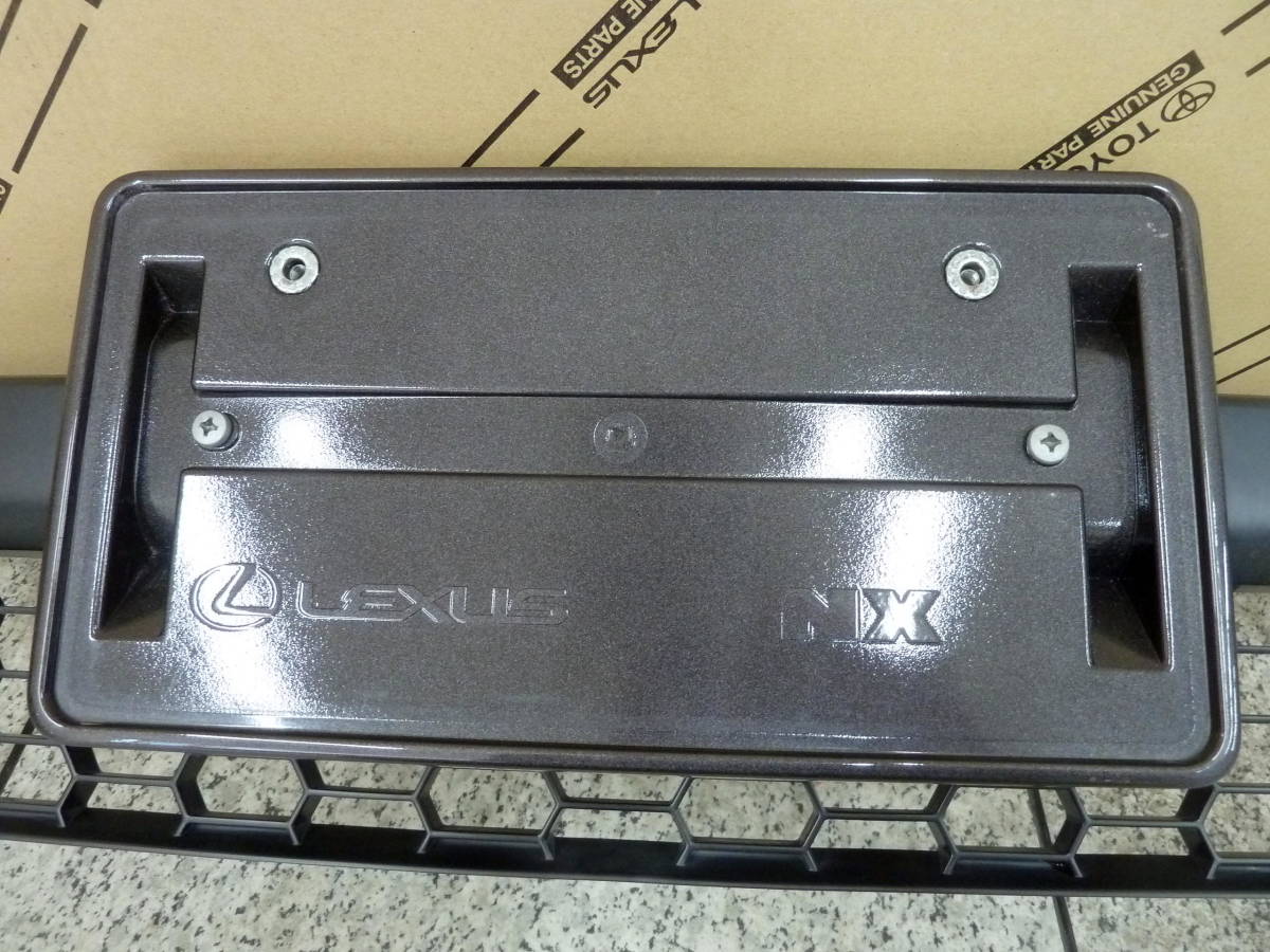 ●●2312-11 破損無 良品！ LEXUS AGZ10 AGZ15 AYZ10 AYZ15 NX 前期 純正 フロント ロアグリル ナンバーベース付 ガンメタ 52112-78901の画像2