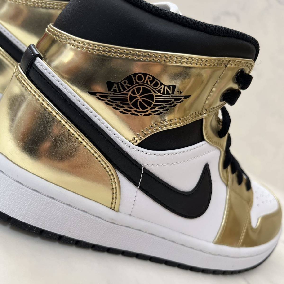 ★送料無料★【新品 正規鑑定済】26cm NIKE AIR JORDAN 1 MID SE METALLIC GOLD ナイキ エアジョーダン1 ミッド メタリックゴールド 金