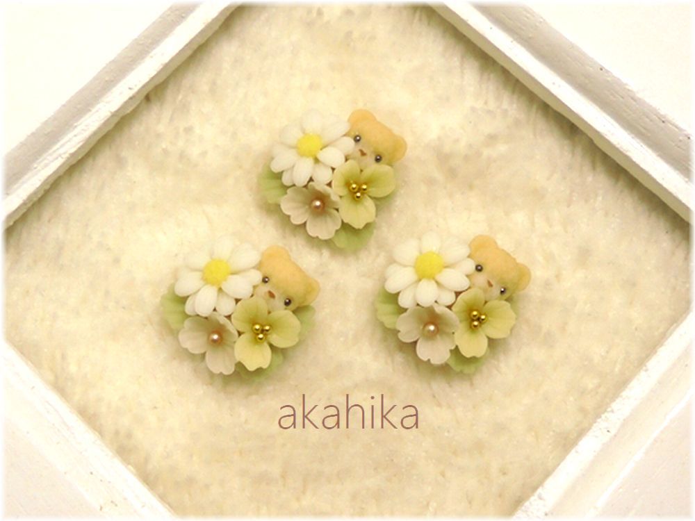 akahika*樹脂粘土花パーツ*ちびくまブーケ・マーガレットと小花・ホワイト_画像2