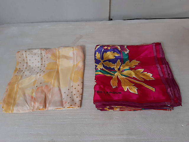 送料無料　絹製のスカーフ　2枚_画像1