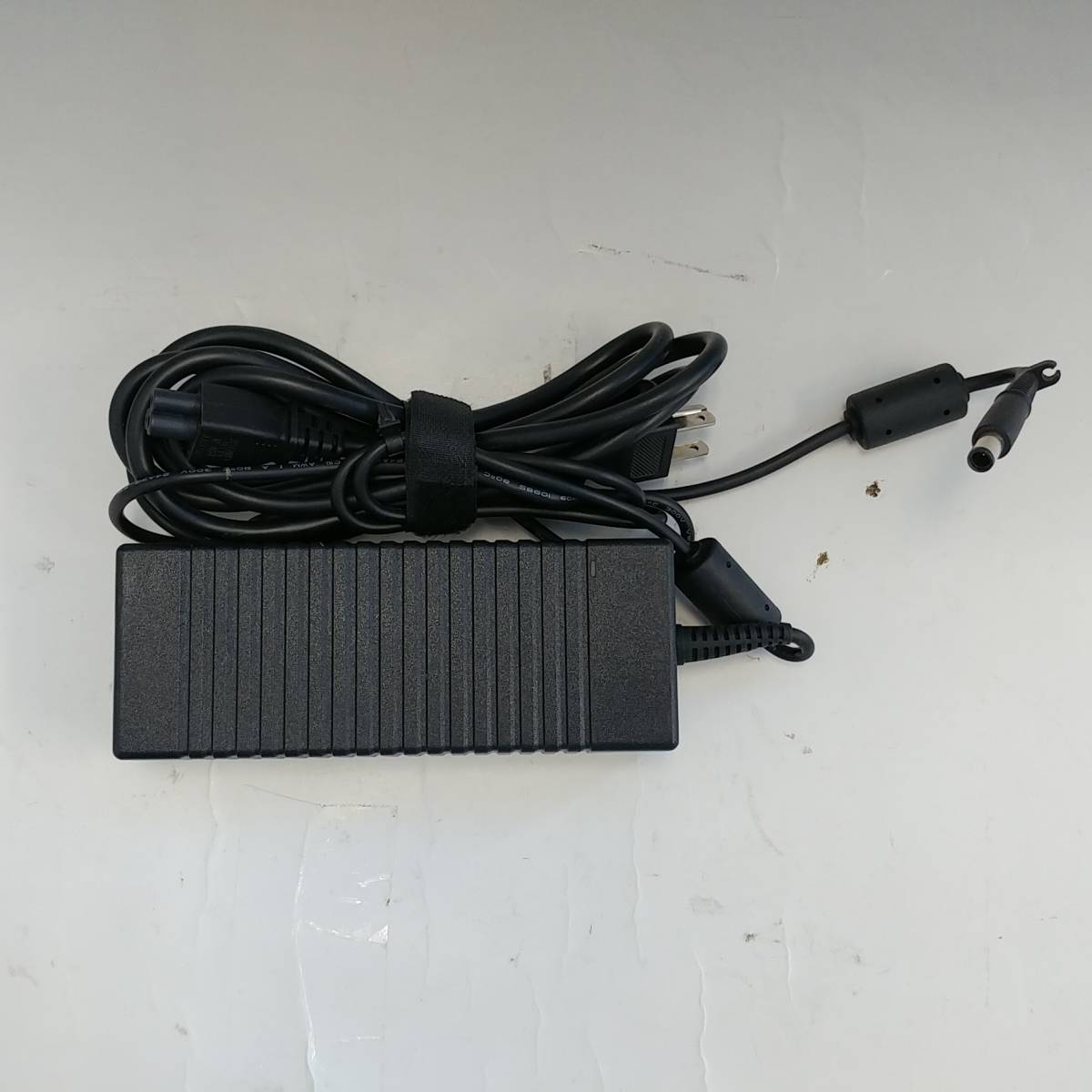 P0196 AC adapter HP HSTNN-LA01-E voltage :19.5V electric current :6.9A