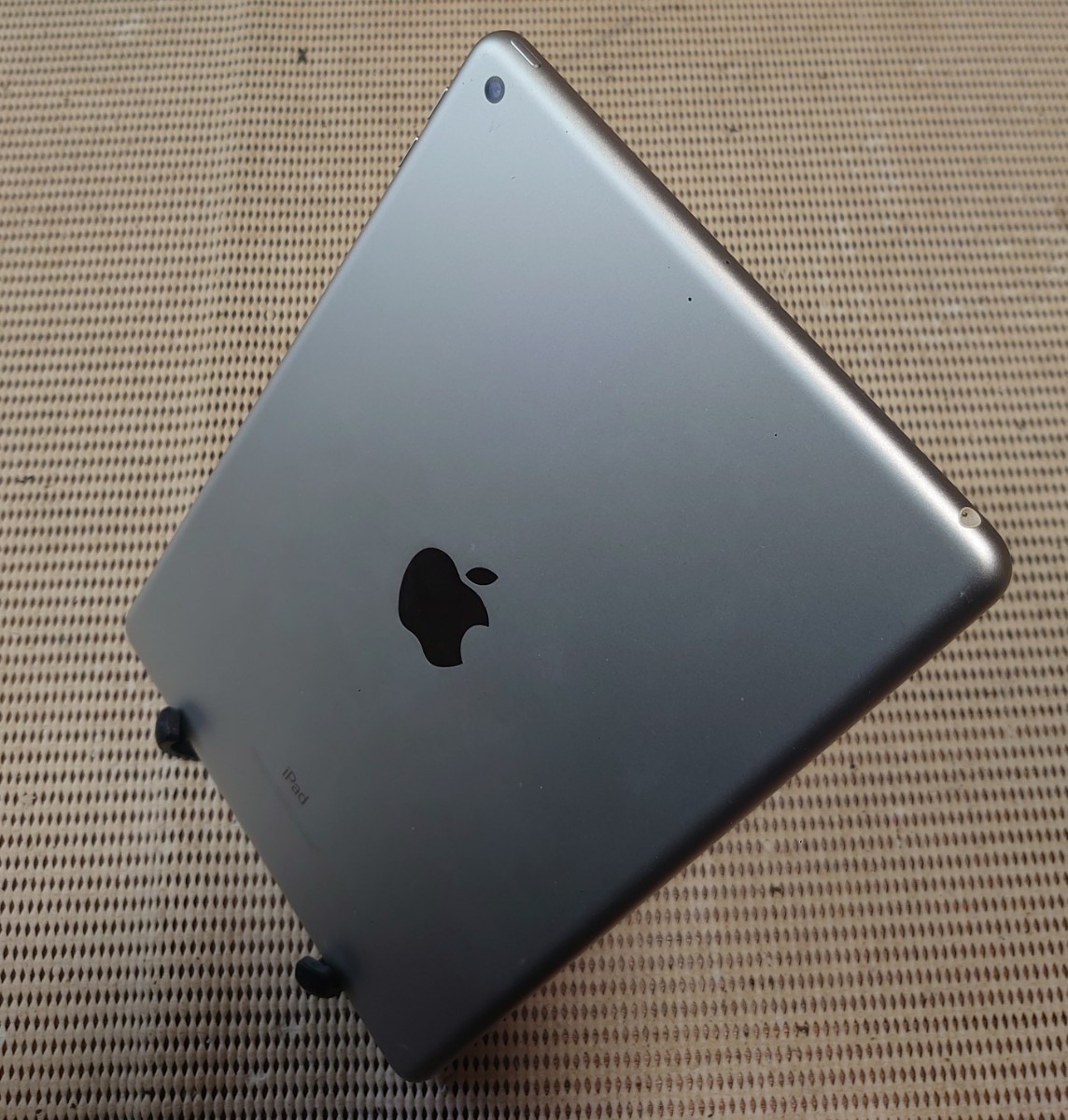 液晶無傷iPad第6世代(A1893)本体32GBシルバーWi-Fiモデル完動品動作