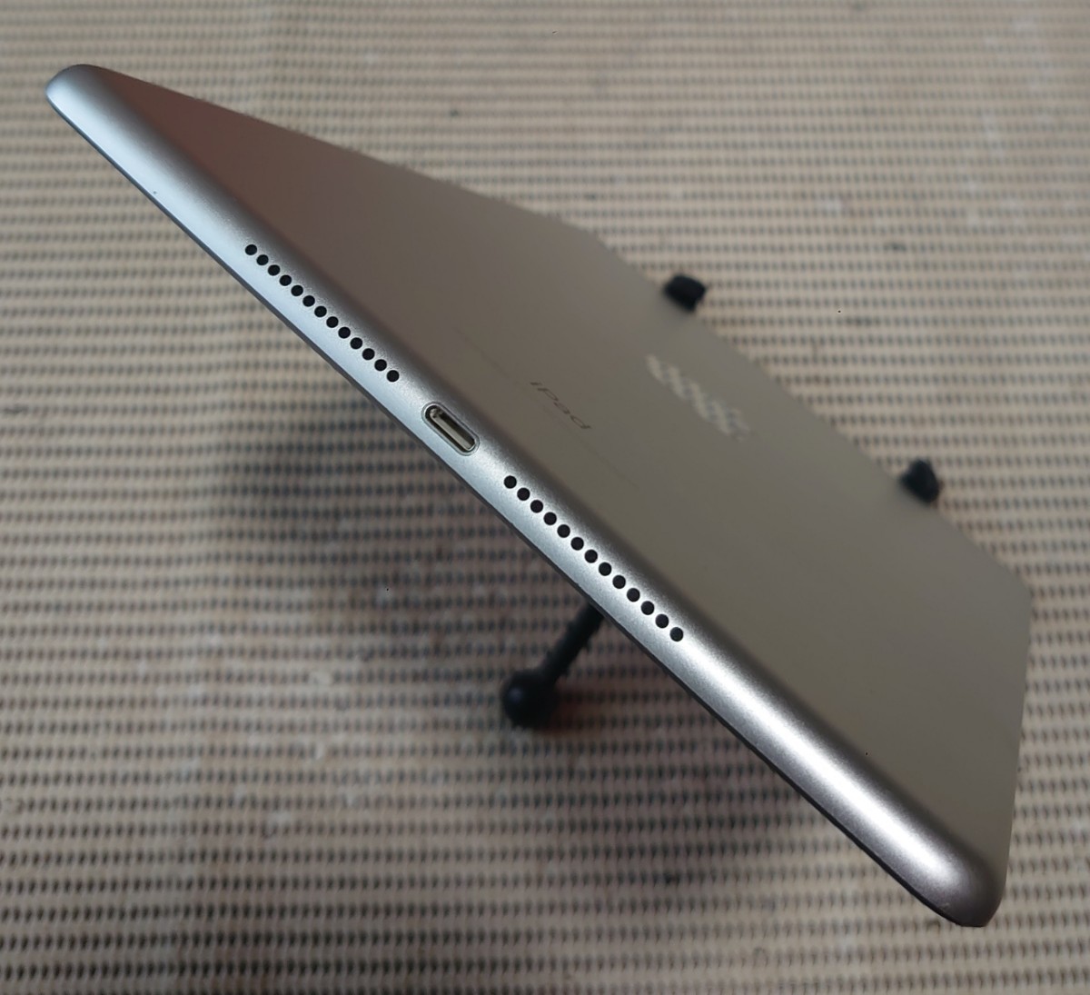 液晶無傷iPad第6世代(A1893)本体32GBシルバーWi-Fiモデル完動品動作確認済み1円スタート送料無料_画像6