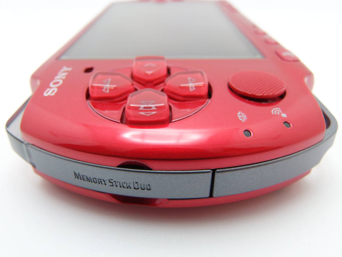 新品同様　ラディアント レッド　PSP-3000　液晶画面は、完全に無傷　ほとんど未使用に近い　付属品も綺麗な美品　全6点セット_画像7