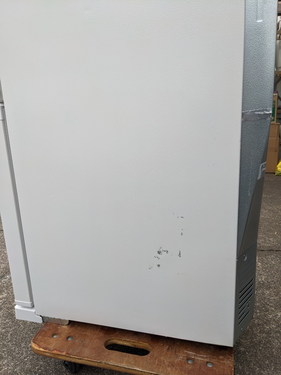 【中古美品】三菱ノンフロン冷凍冷蔵庫　MR-CX30E-W形　2020年製　330L ２人〜４人用冷蔵庫【通電動作確認済み】_右側面に傷がおります