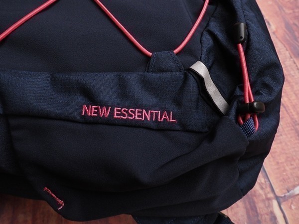 新品正規 ノースフェイス 海外限定 NEW ESSENTIAL 16L デイパック/リュック ネイビー(NAV) レインカバー付 直営店購入 ラスト_画像6