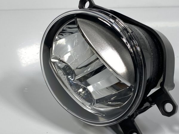 18158∞ 新車外し/美品 ヴォクシー ZRR80W ハリアー ZSU60W アルファード AGH30W 純正 左フォグランプAssy LED 81220-48051 48-150_画像2