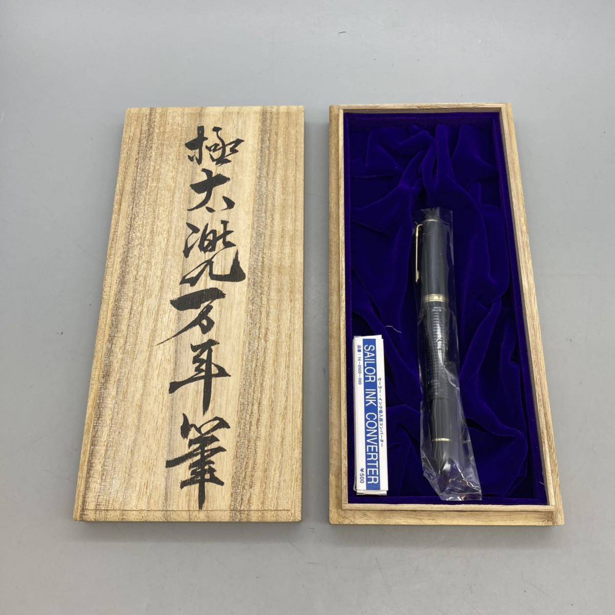2022人気特価 クリスタルガラスの花瓶☆高さ約17㎝ 口径約10㎝ 口径