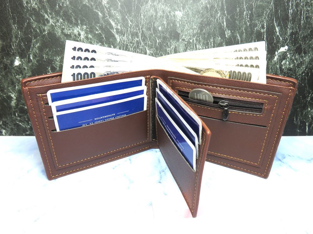  二つ折りメンズ財布 、コンパクト 財布軽量、亀型押し＊新品＊当日発送（薄いブラウン） _画像2