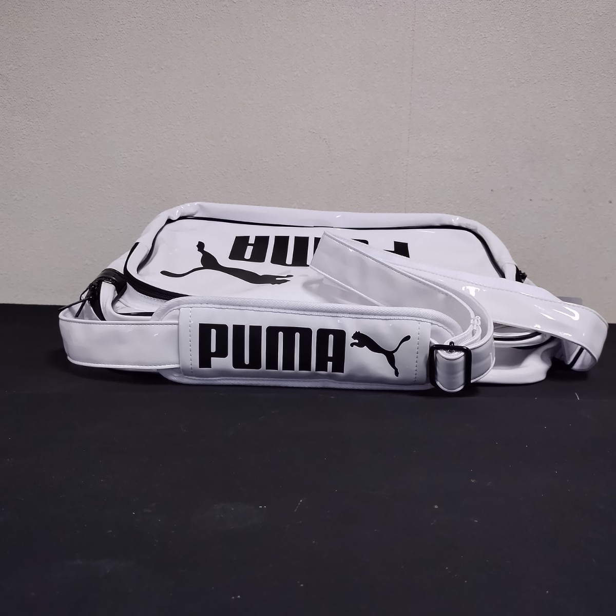 NR564 ショルダーバッグ エナメル スポーツバッグ PUMA エナメルバッグ プーマ ロゴ 23L 41×28×17 サイズ 未使用品 タグ付き_画像7