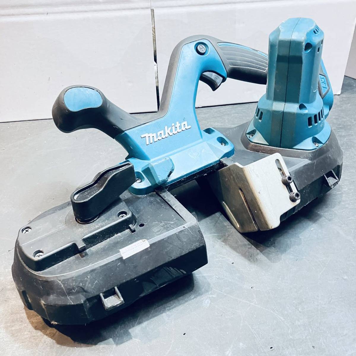 makita マキタ バッテリ 式ポータブル バンドソー PB181D 中古 LEDライトは光が動作せず。ジャンク扱いでお願いいたします！