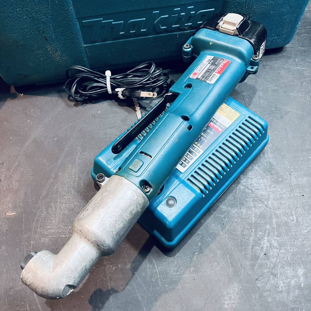 □ マキタ makita 充電式アングルインパクトドライバ 6940D バッテリー1個充電式 中古本体動作確認済み！バッテリーは難あり！の画像2