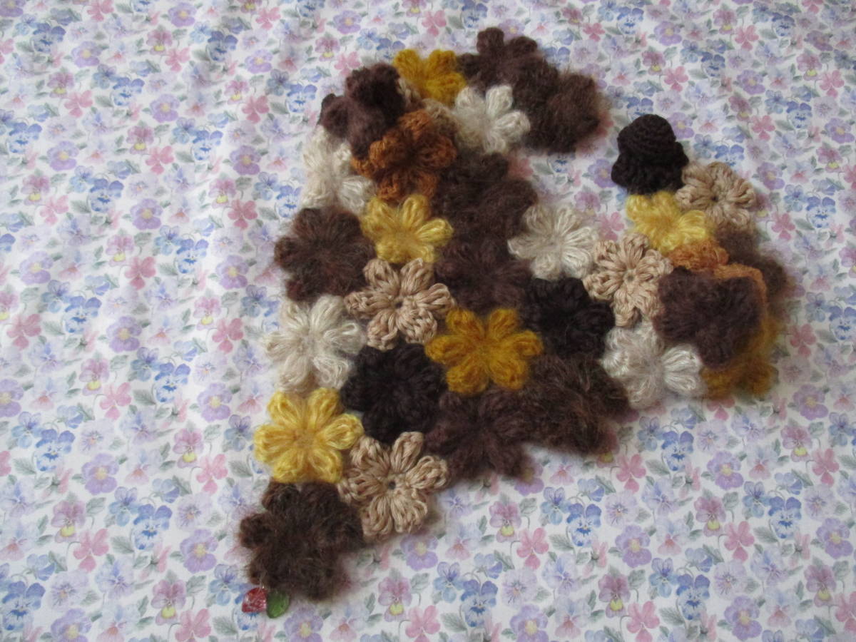 茶系＊ふっくら花つなぎの付け衿＊ウール・キッドモヘア・いちごチャーム・ハンドメイド・かぎ針編み・手編み_平置きしています