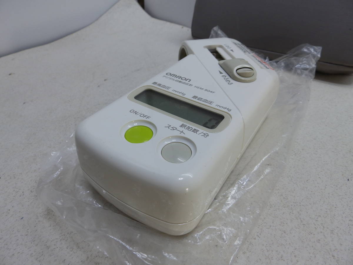 omron/オムロン デジタル自動血圧計 指血圧計 HEM-804 指式 電池入れて電源入り動作するがEが出る かふ部分腐食 画で確認 中古現状！の画像1