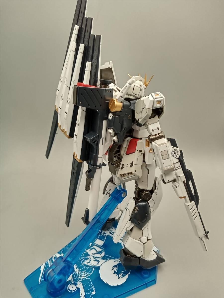 塗装完成品 RG 1/144 νガンダム ニューガンダム　(機動戦士 ガンプラ プラモデル 逆襲のシャア　宇宙世紀　スタンド)　_画像5