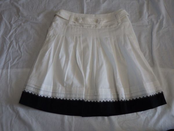 RosyFuture レディース 裾部分切り替え ひざ丈 スカート 38 Mサイズ ホワイト お花型ボタンのベルト付きでコーデ色々♪_画像1