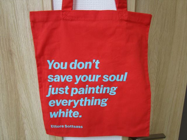 新品未使用★ＭＯＭＡ（モマ）エットレ・ソットサス メッセージ トートバッグ(すべてを白く塗るだけでは魂は救れない)NY近代美術館赤N95　_エットレ・ソットサス メッセージ バッグ