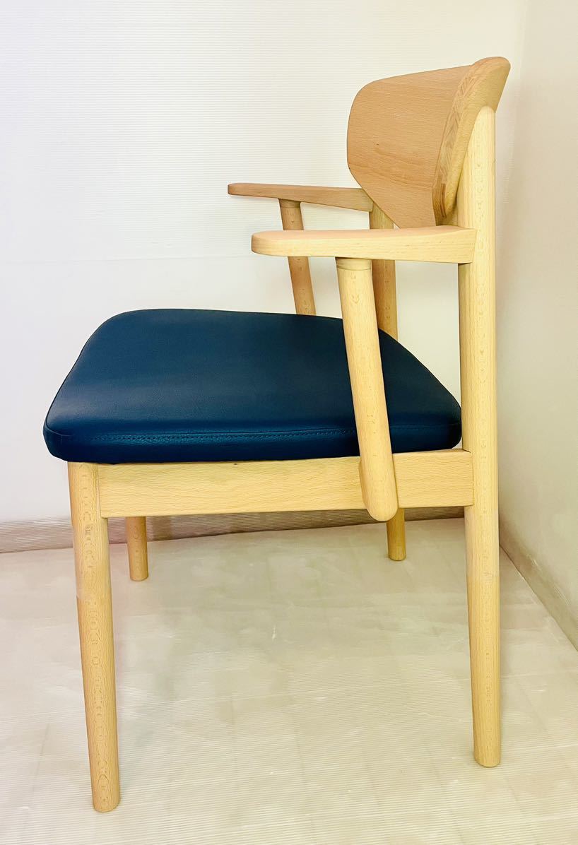 【未使用開封品】カリモク曲木のカーブでゆったり背もたれ楽々チェア 肘付 軽量 コンパクト 読書用椅子 合成皮革 karimoku CW5611JVKの画像3