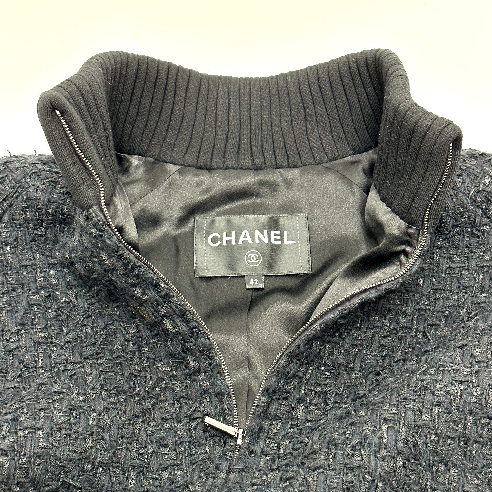 美品 CHANEL シャネル P73119 パール ロゴ ツイード ブルゾンジャケット ブラック レディース【中古】_画像3