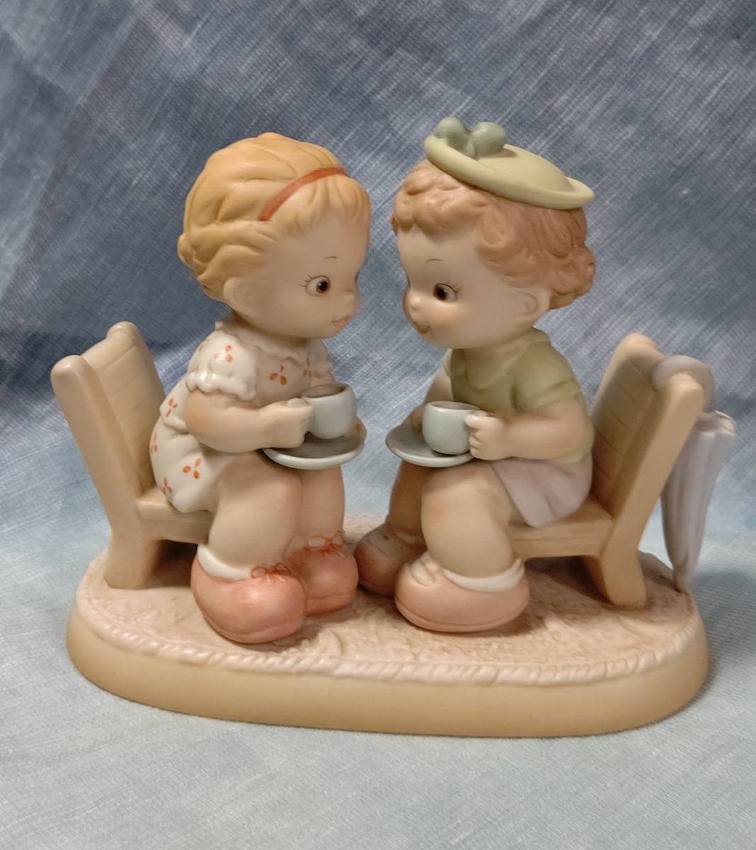 マーベル ルーシー アトウェル メモリー オブ イエスタデー エネスコ社 女の子 友達 おしゃべりしましょう　陶器人形 置物 レア_画像1