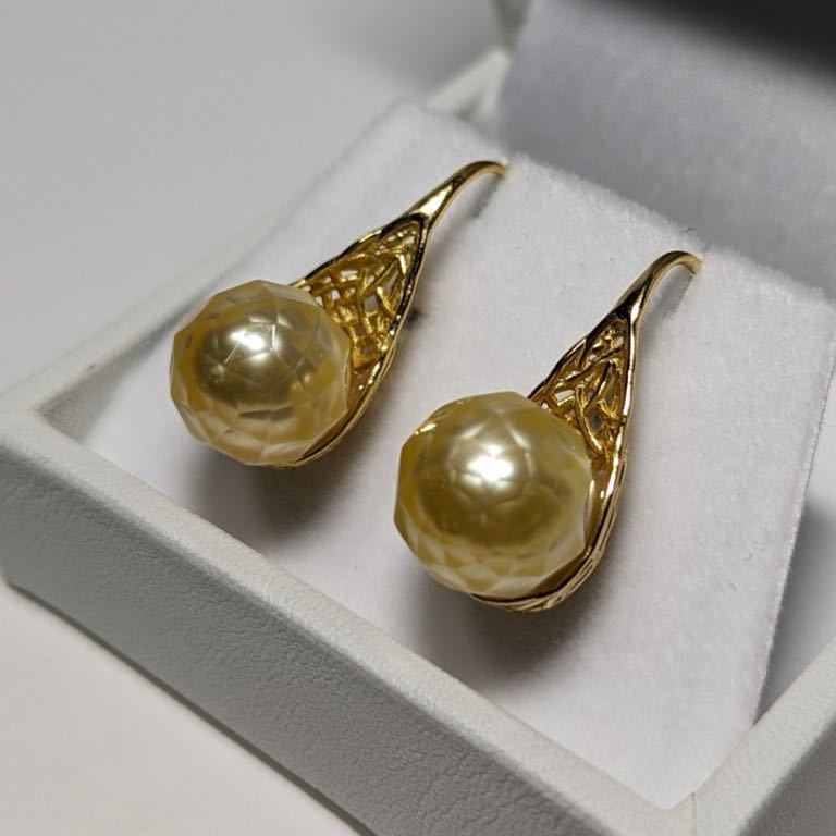 AB234 south . White Butterfly pearl . pearl cut pearl cut .SV hook earrings 