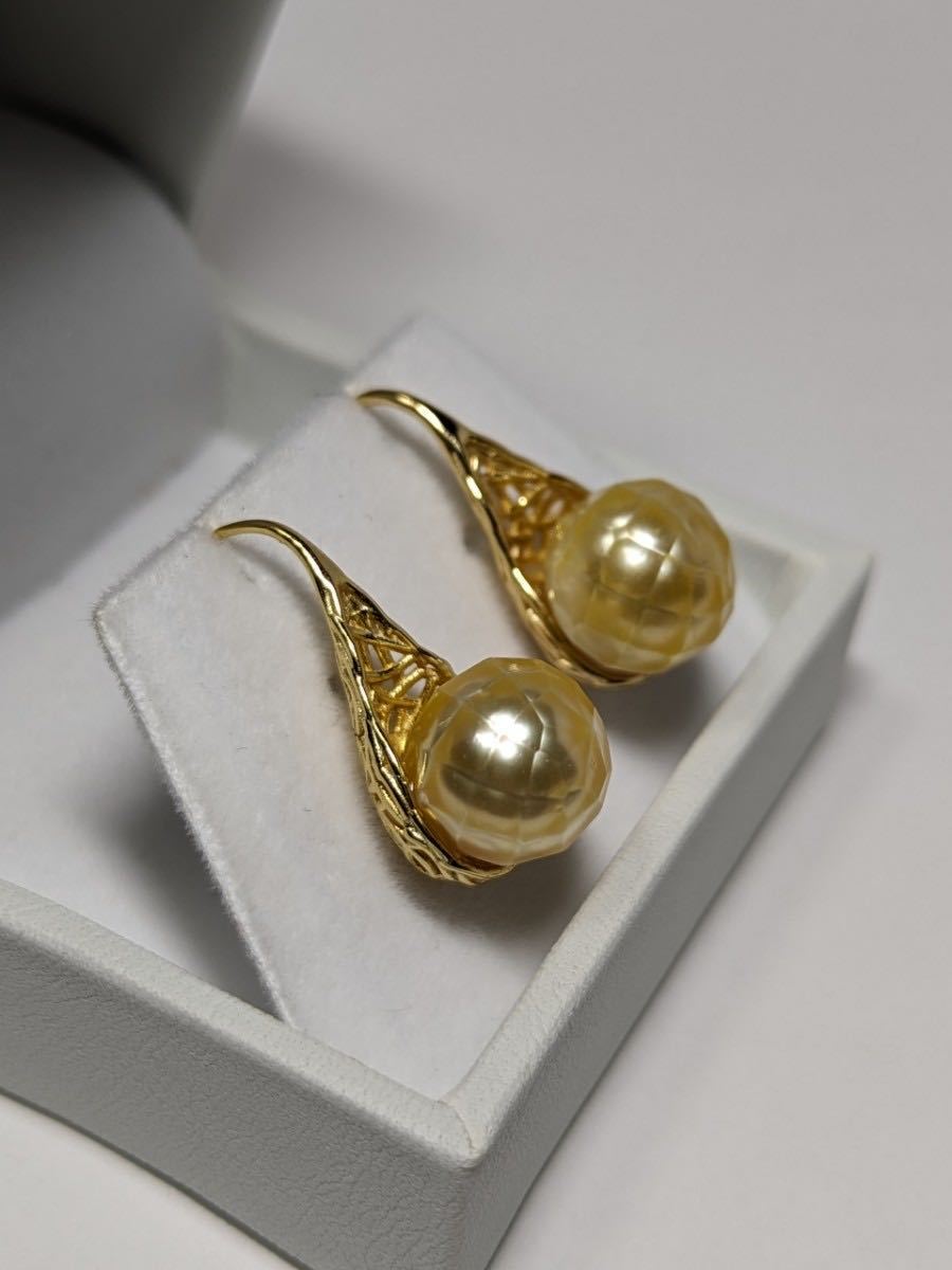 AB234 south . White Butterfly pearl . pearl cut pearl cut .SV hook earrings 