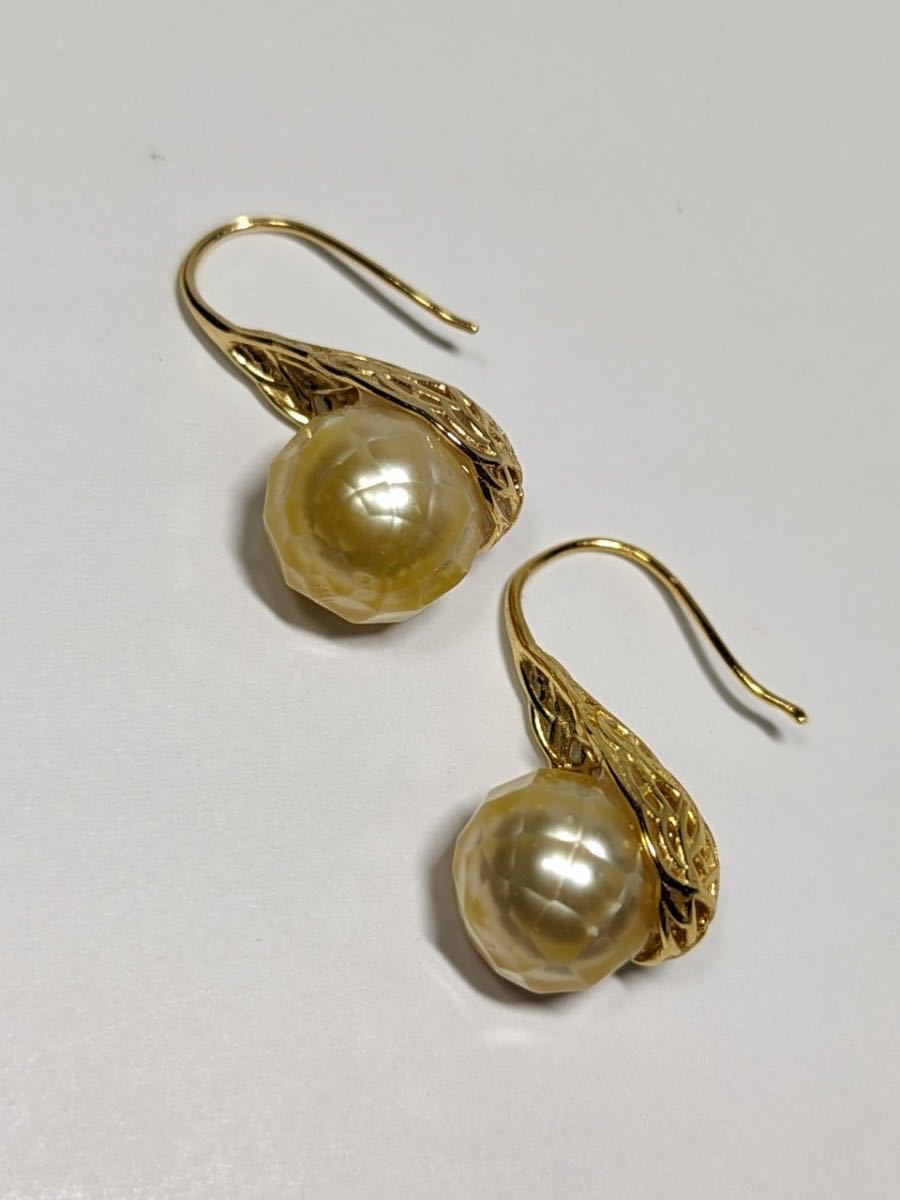 AB234 south . White Butterfly pearl . pearl cut pearl cut .SV hook earrings 