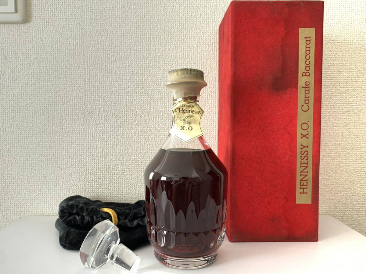 N28.2 1円〜 古酒 未開栓 Hennessy（ヘネシー）XO カラフェ バカラ 40％ 700ml 保管品の為箱にシミ有_画像1