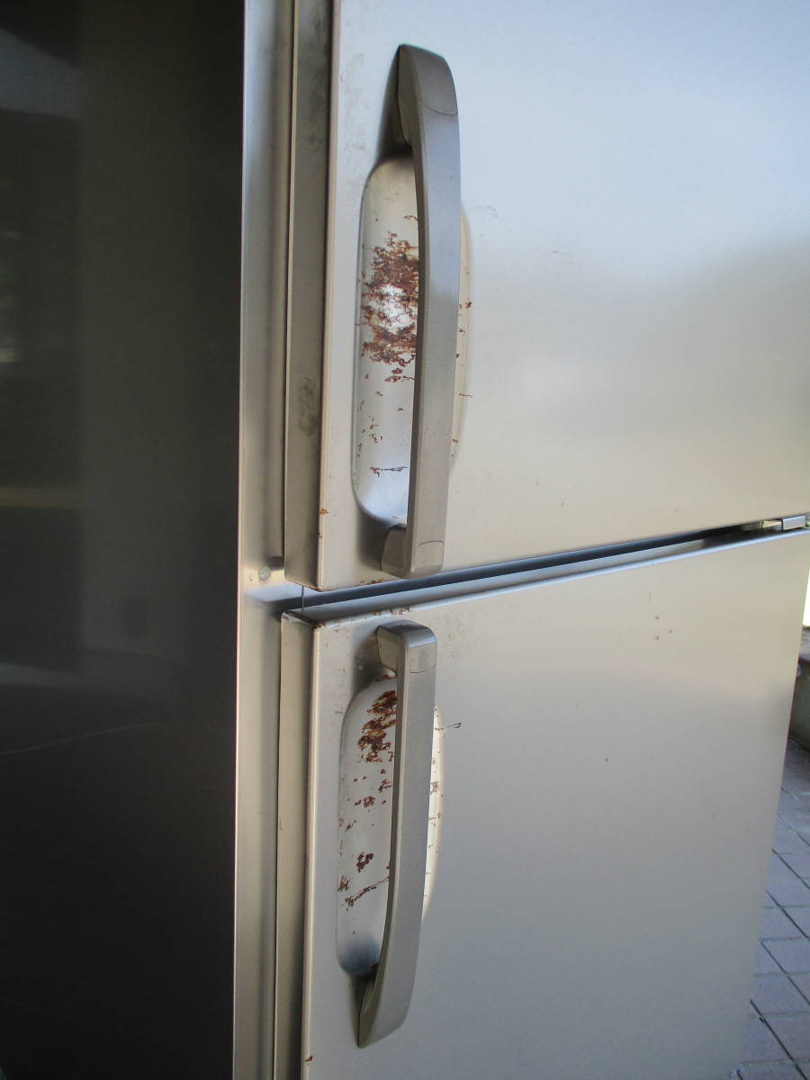 ホシザキ　星崎 インバーター冷蔵庫 型式：HR-75A-1 １００V ２０２０年製　【らくらく家財便Eサイズ】_扉の引手部分に錆あり